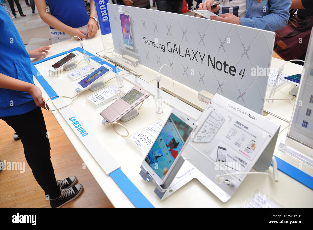 --FILE--Samsung Galaxy Note 4 smartphones sont affichées à un Samsung store à Shenyang city, au nord-est de la province de Liaoning, Chine 26 septembre 2014. Banque D'Images