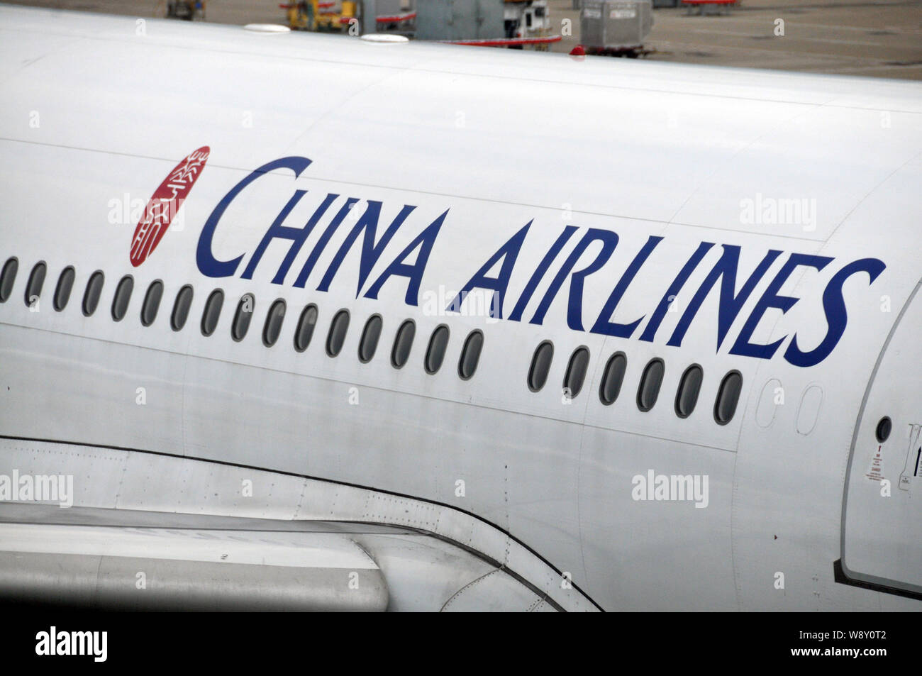 --FILE--un jet de China Airlines est vu à l'Aéroport International de Hong Kong à Hong Kong, Chine, 28 octobre 2012. La Chine Airlin basée à Taiwan Banque D'Images