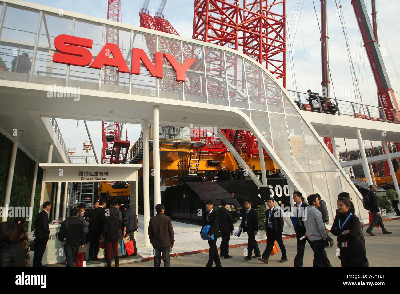 --FILE--visiteurs regarder le chantier de Sany Heavy Industry Co. au cours de la 2012 Salon International des Machines de Construction, Banque D'Images