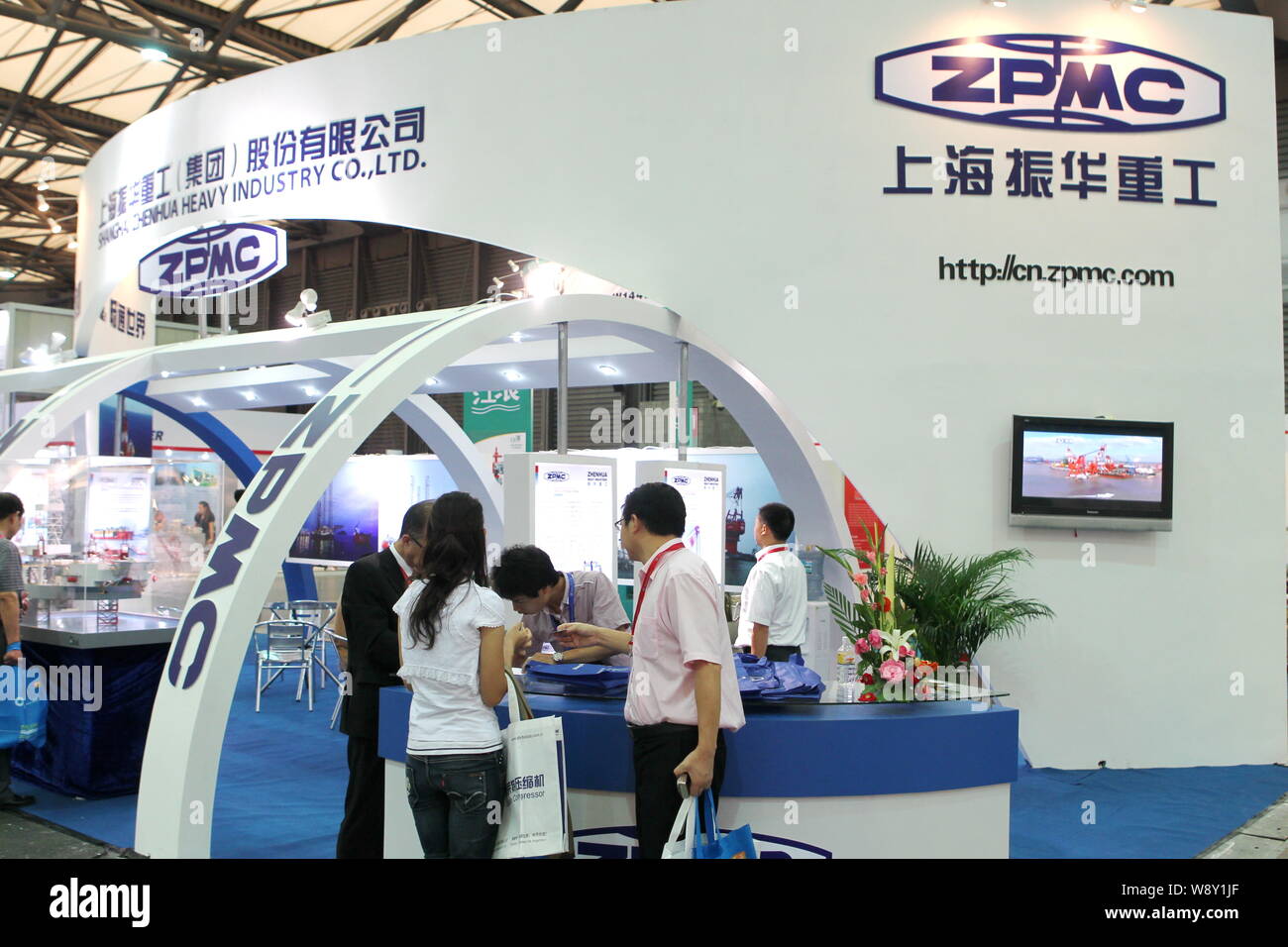 --FILE--personnes visitent le stand de Shanghai Zhenhua Heavy Industry Co., Ltd (ZPMC) lors de la 9ème China International Petroleum Technologies Pétrochimiques Banque D'Images