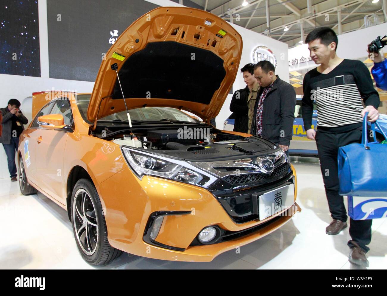 --FILE--visiteurs regarder un plug-in Hybrid Qin de BYD lors d'une exposition d'automobiles à Nanjing city, province de Jiangsu, Chine de l'Est, 22 mars 2014. C Banque D'Images