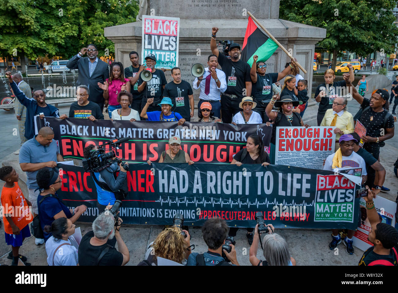 New York, États-Unis. Août 11, 2019. Les résidents de New York, des activistes, des organisateurs communautaires, et les élus ont tenu un rassemblement à Adam Clayton Powell Jr. State Office Building le 11 août 2019, avant d'entreprendre une marche, qui a fait escale au cercle de Frederick Douglas, Musée d'Histoire Naturelle, Columbus Circle et culminer au Trump Tower ; d'émettre un avertissement à la ville et des représentants de l'Etat pour résoudre des problèmes de longue date de désinvestissement public, le racisme institutionnel, et la criminalisation de la pauvreté. (Photo par Erik McGregor/Pacific Press) Credit : Pacific Press Agency/Alamy Live News Banque D'Images