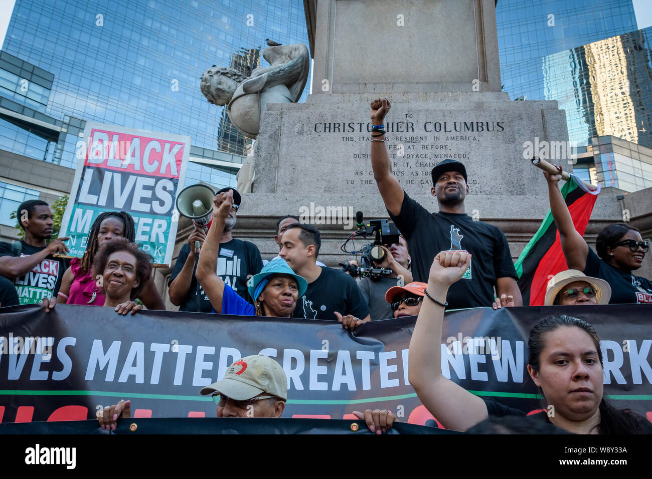 New York, États-Unis. Août 11, 2019. Les résidents de New York, des activistes, des organisateurs communautaires, et les élus ont tenu un rassemblement à Adam Clayton Powell Jr. State Office Building le 11 août 2019, avant d'entreprendre une marche, qui a fait escale au cercle de Frederick Douglas, Musée d'Histoire Naturelle, Columbus Circle et culminer au Trump Tower ; d'émettre un avertissement à la ville et des représentants de l'Etat pour résoudre des problèmes de longue date de désinvestissement public, le racisme institutionnel, et la criminalisation de la pauvreté. (Photo par Erik McGregor/Pacific Press) Credit : Pacific Press Agency/Alamy Live News Banque D'Images