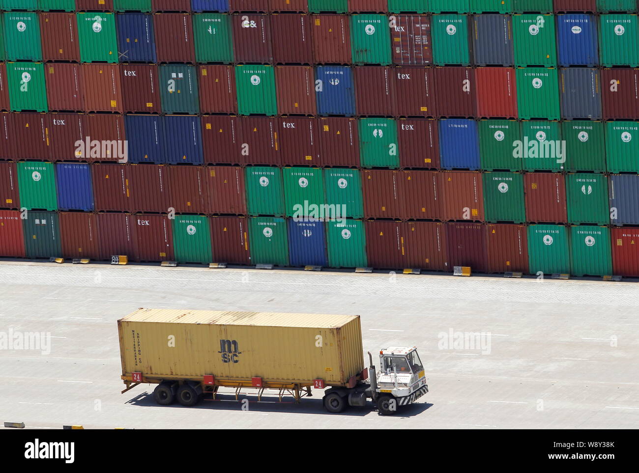 --FILE--un camion transporte une boîte dans un terminal du Port de Ningbo de Ningbo City, Zhejiang Province de Chine orientale, le 10 juillet 2013. Nous la pers Banque D'Images