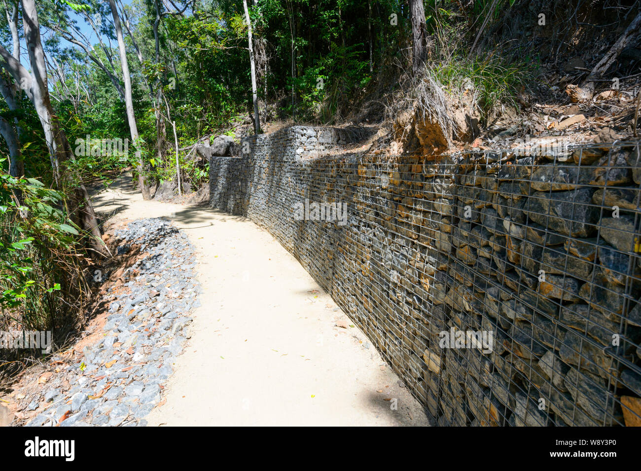 Un mur de rétention en pierre le long d'un sentier est une protection contre les glissements de terrain, Port Douglas, Far North Queensland, Queensland, Australie, FNQ Banque D'Images