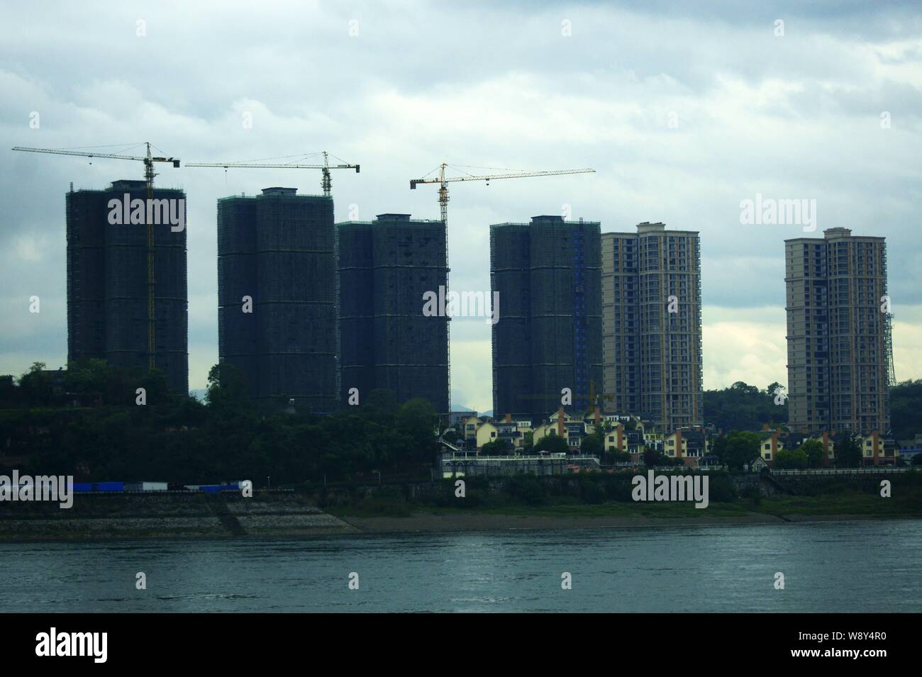 --FILE--nouvelles tours d'habitation immeubles d'appartements sont en construction dans la ville de Yichang, province de Hubei, Chine centrale 21 avril 2014. Immobilier Banque D'Images