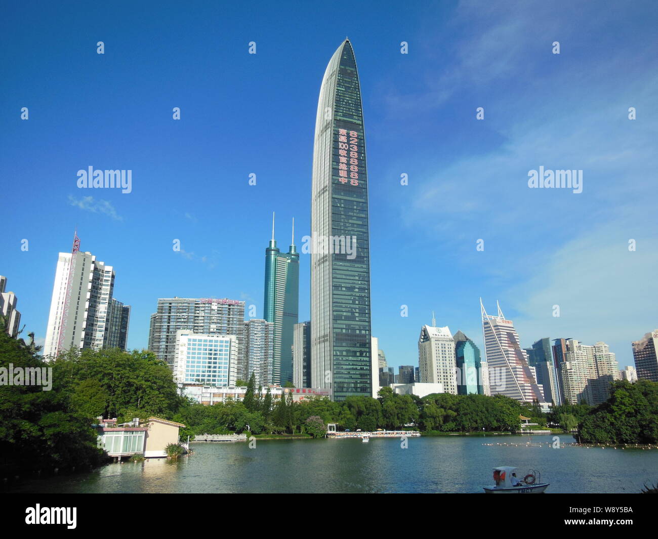 --FILE--Vue sur la KK 100 Xin Zhou (100) Tower, plus haut, où le St Regis Hotel Shenzhen est situé à partir de 75e à 100e étages, et d'autres gratte-ciel Banque D'Images