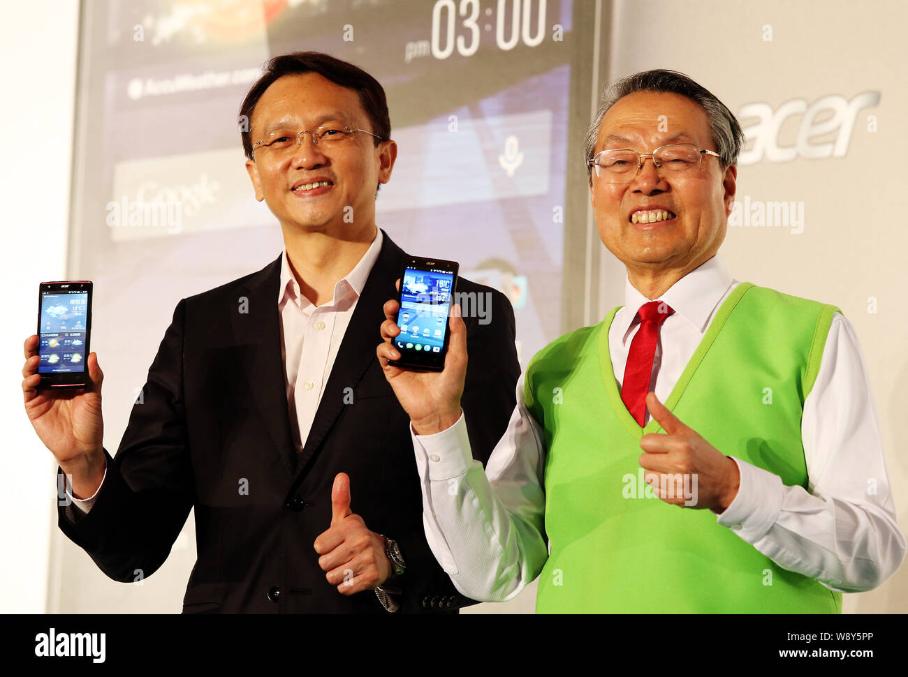 FILE--Stan Shih, Président d'Acer, Acer droit Président et chef Jason Chen  voir Acer Liquid E smartphones3 lors d'une conférence de presse à Taipei,  Taiwan, 15 Photo Stock - Alamy