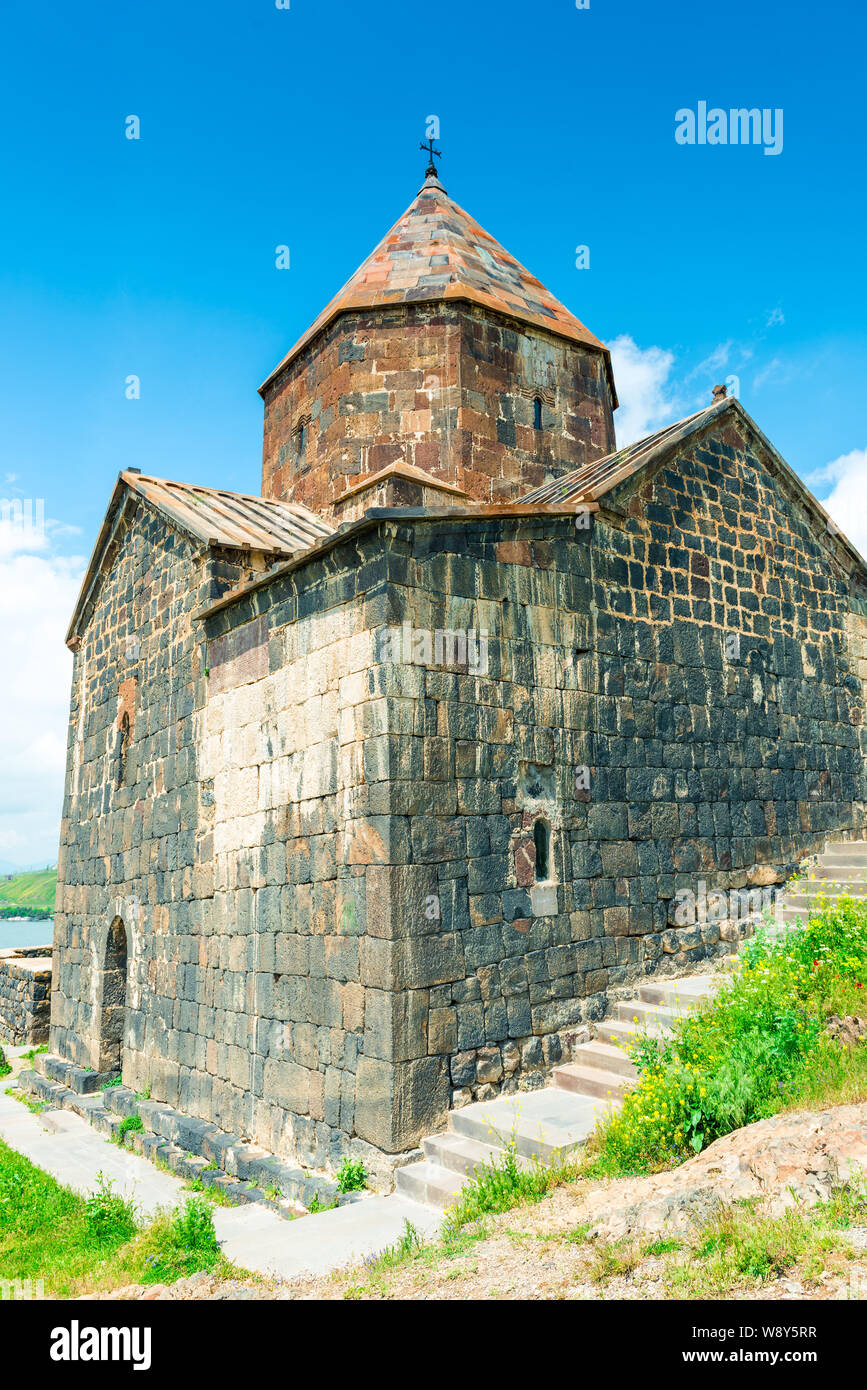 Old Stone temple orthodoxe arménienne Sevanavank sur une colline près du lac Sevan Banque D'Images