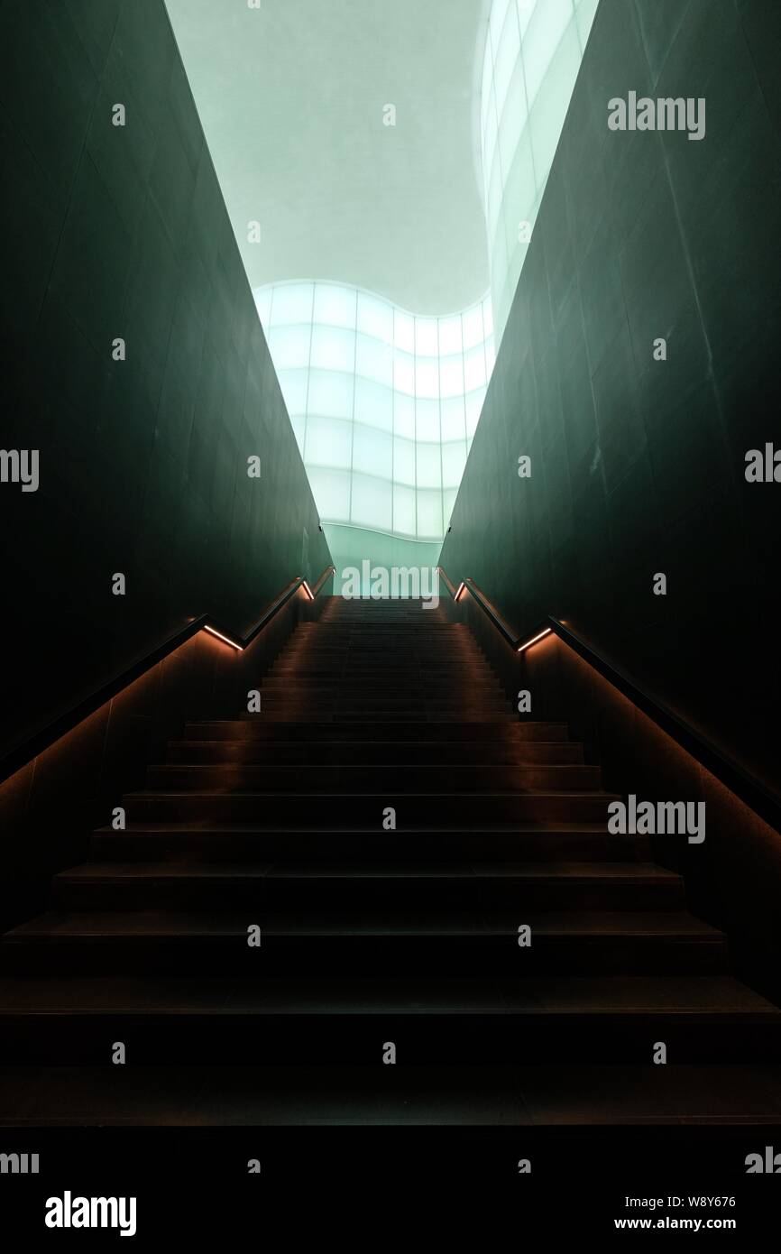 Plan vertical d'un escalier dans un bâtiment moderne Banque D'Images