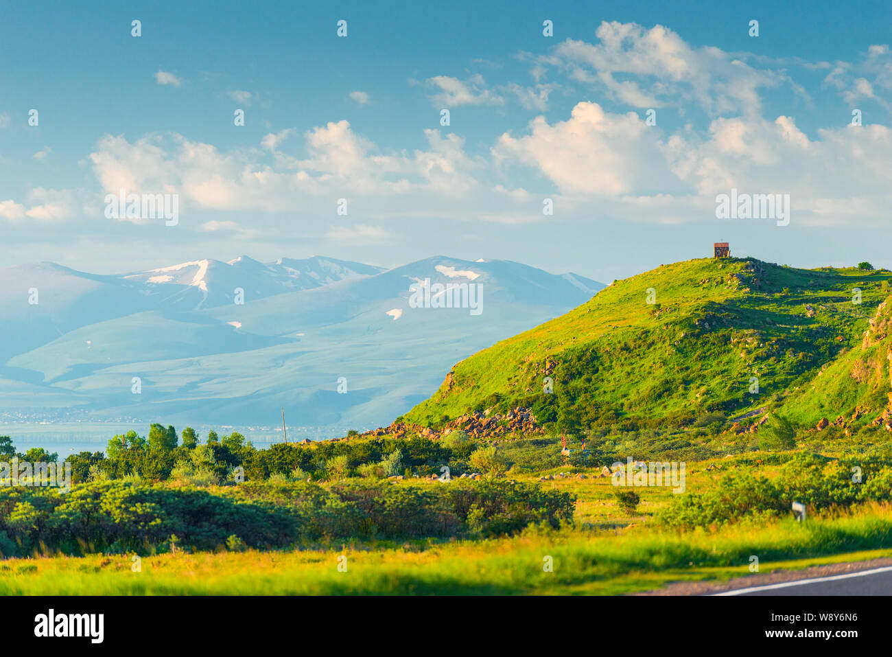 Montagnes arméniennes en juin, couvert de verdure, sur les sommets de neige Banque D'Images