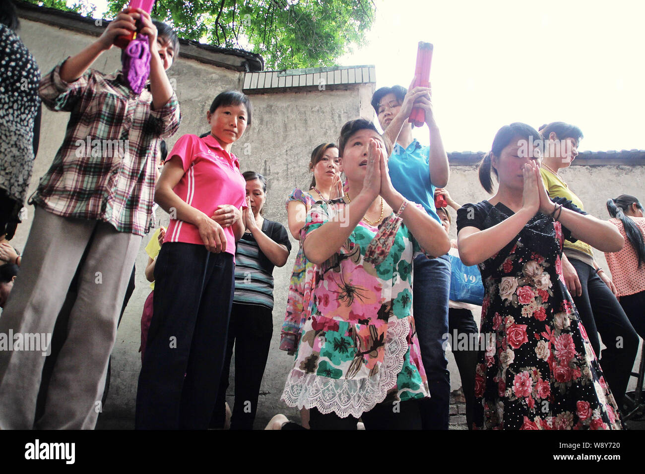 Les parents chinois brûler d'encens et prier pour leurs enfants d'avoir une bonne chance dans le prochain examen d'entrée à l'université nationale, également connu sous le nom de gaokao Banque D'Images