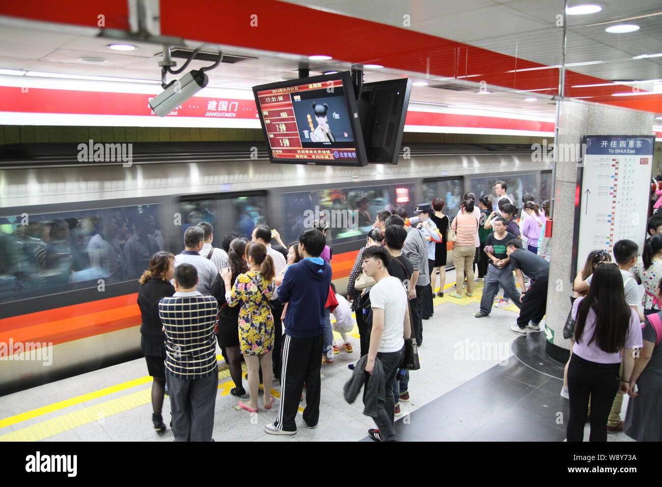 FILEpassagers chinois attendre un train de métro à une station de