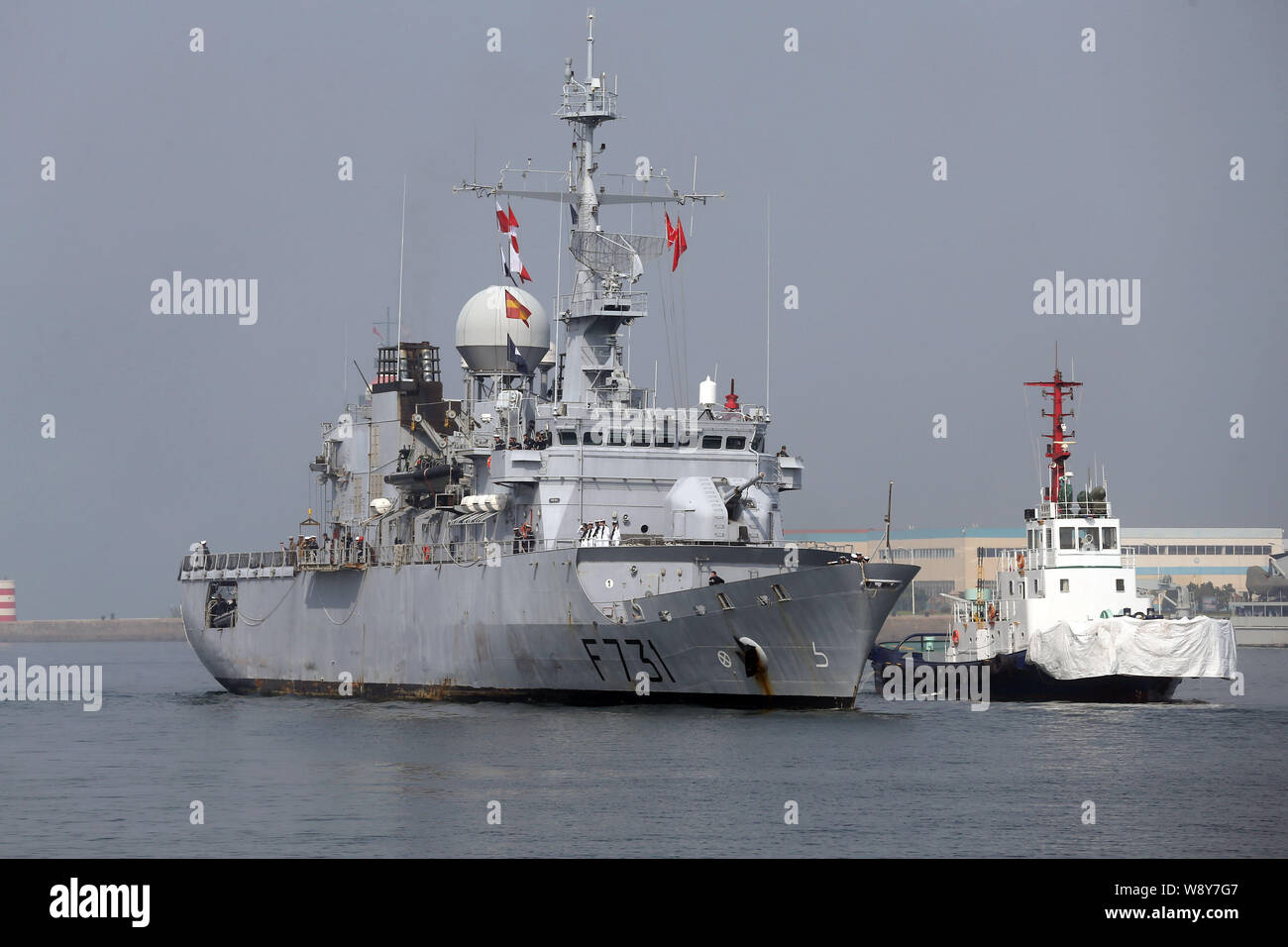 La frégate Prairial F731 de la marine française, gauche, arrive dans un port dans la ville de Qingdao, province du Shandong, Chine de l'Est 22 mai 2014. La frégate prairial Banque D'Images