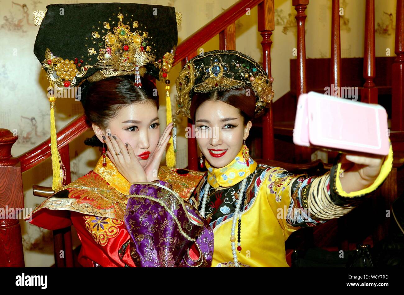 Les membres du groupe sud-coréen girl Swing Girls habillés en costume royal traditionnel Chinois posent pour des photos au cours d'une visite à un costume ancien local Banque D'Images