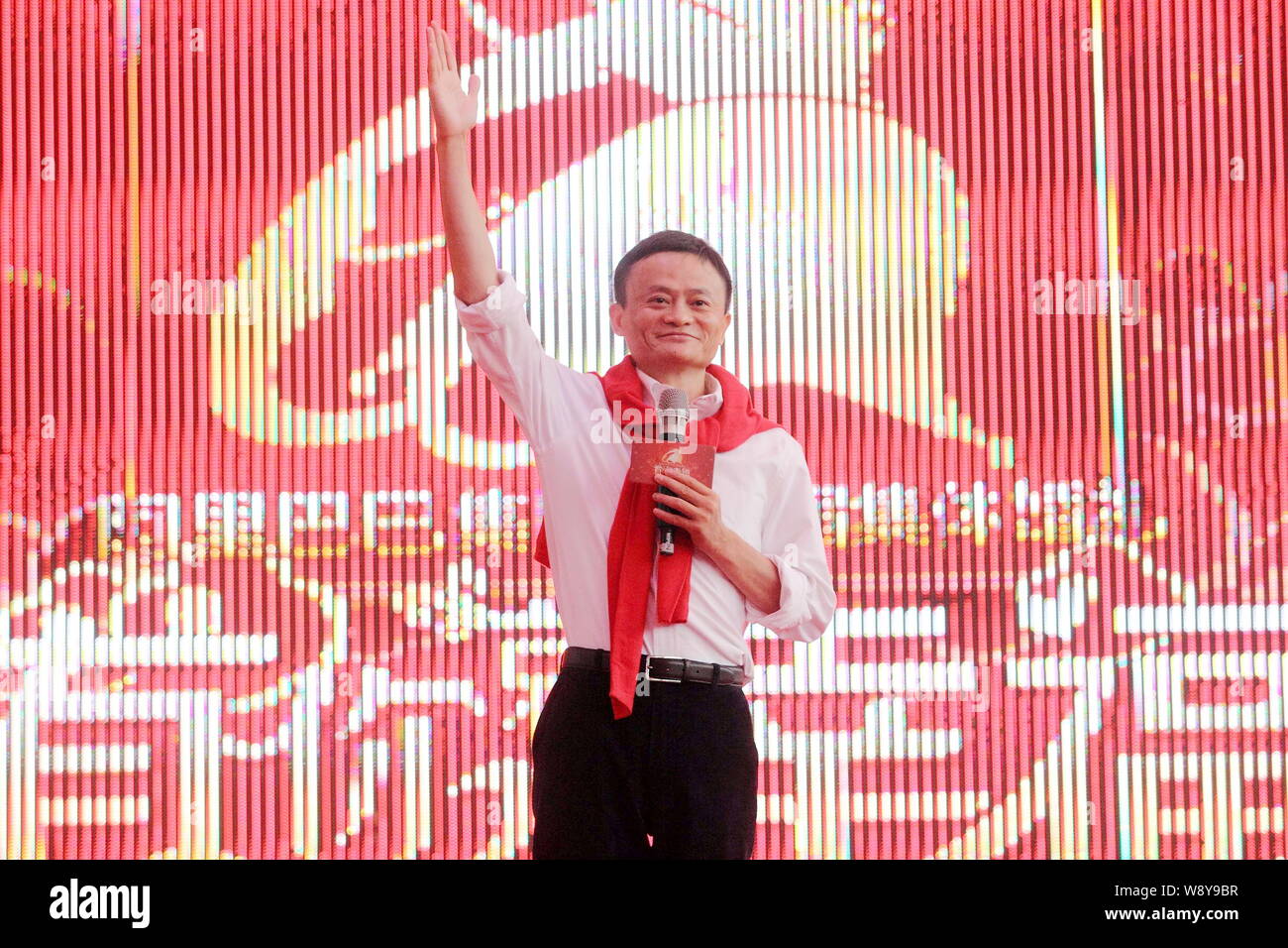 --FILE--Jack Ma Yun, Président du Groupe d''Alibaba, contient jusqu'sa main pour bénir lors d'une cérémonie de mariage collectif de ses employés à l'Ec Taobao Banque D'Images