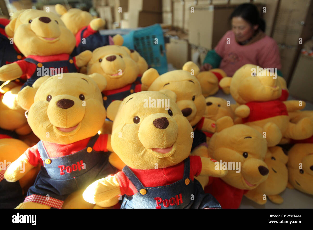 --FILE--Un travailleur chinois femme coud Pooh Bear peluches à destination à une usine de vêtements dans la ville de Nantong, province du Jiangsu, Chine de l'est 10 Dece Banque D'Images