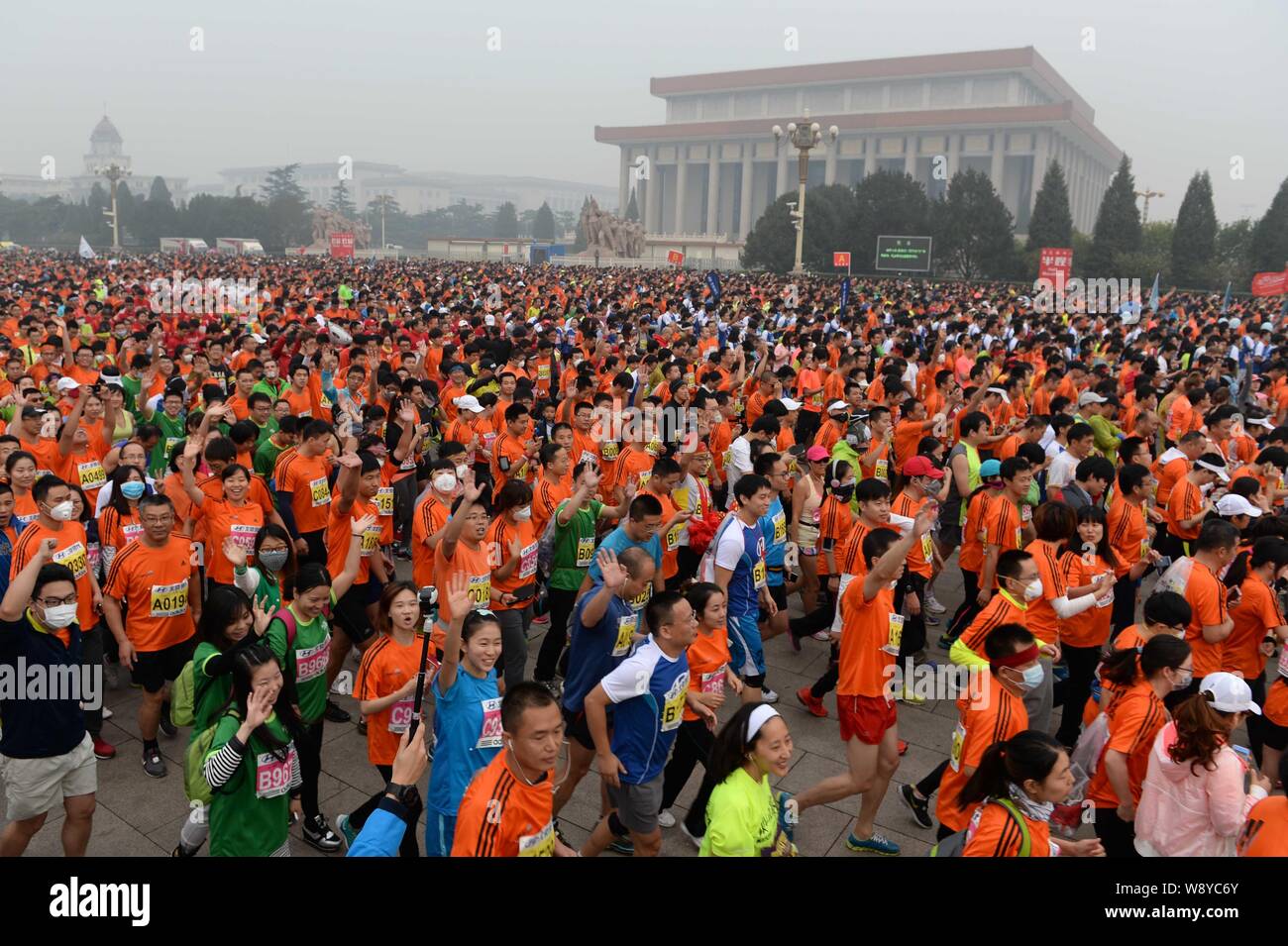 Les participants chinois exécuter pendant le Marathon International de Beijing 2014 smog lourde à Beijing, Chine, 19 octobre 2014. Environ 30 000 coureurs - som Banque D'Images
