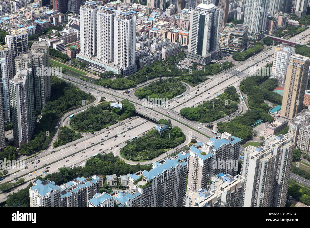Cette photo prise de haut dans le Ping An International Finance Centre Tower en construction présente une vue de l'autoroute surélevée Xinzhou et hig Banque D'Images