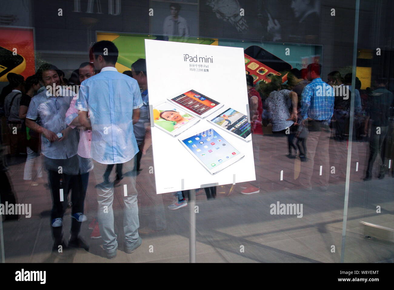 --FILE--une pancarte pour l'iPad mini Tablet PC est en montre dans le monde Apple Store sur la rue piétonne Nanjing Road à Shanghai, C Banque D'Images