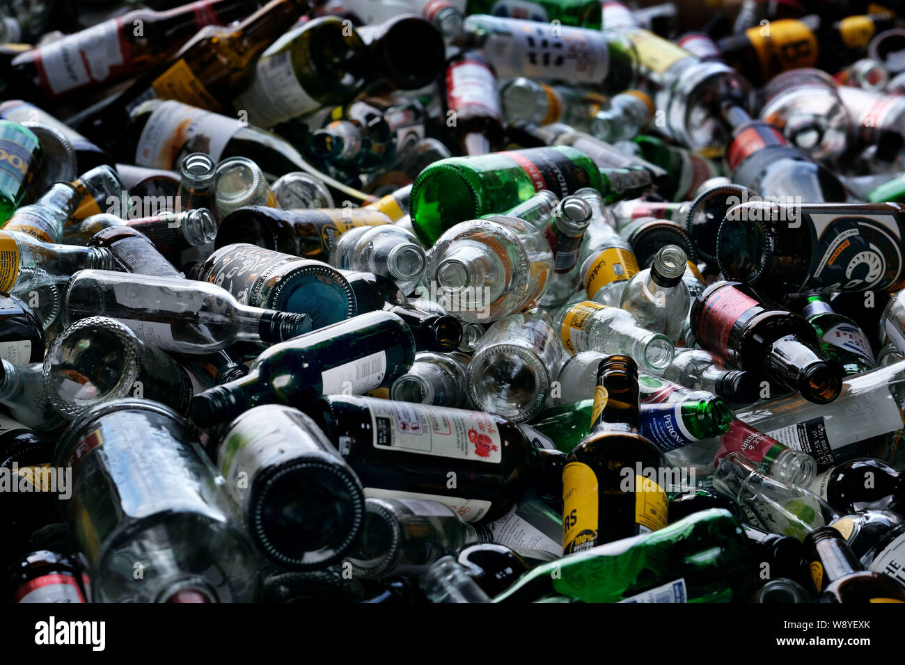 Bouteilles verre vide dans l'extérieur skip to public house. Banque D'Images