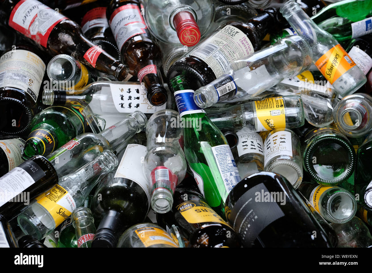 Bouteilles verre vide dans l'extérieur skip to public house. Banque D'Images