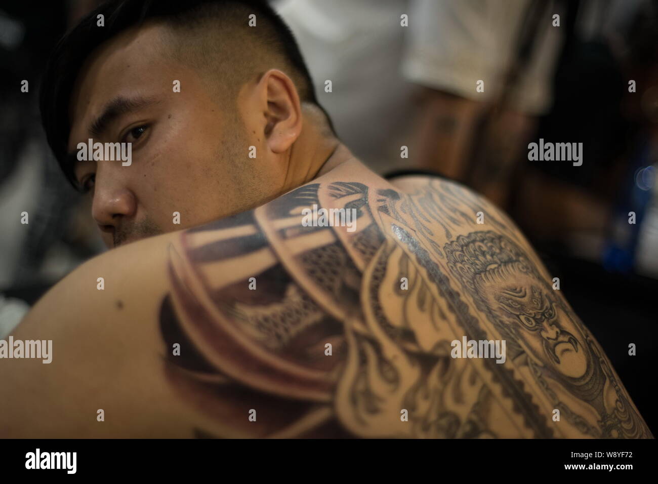 Un homme montre le tatouage sur son dos pendant la deuxième International Hong Kong Convention de Tatouage à Kowloon Tong district, Hong Kong, Chine, 22 août 2 Banque D'Images