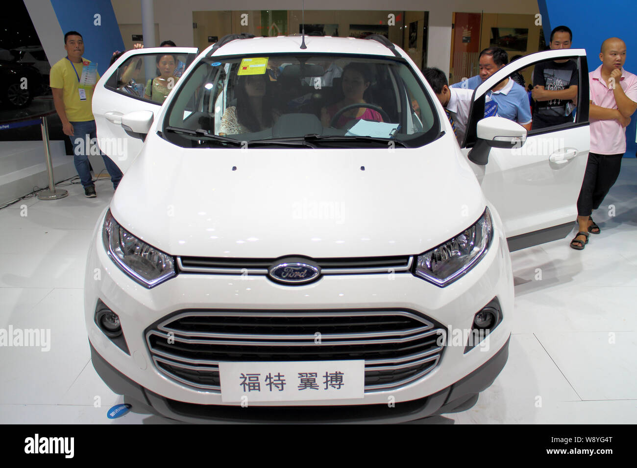 --FILE--visiteurs regarder ou essayer une Ford EcoSport lors d'une auto show à Fuzhou City, province du Fujian, Chine du sud-est, 1 octobre 2014. Ford Moto Banque D'Images