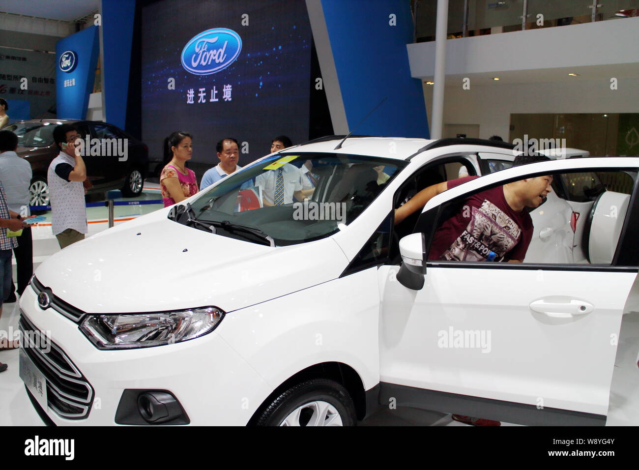 --FILE--un visiteur quitte une Ford EcoSport après avoir essayé au cours d'une exposition d'automobiles à Fuzhou City, province de Fujian en Chine du sud-est, 1 octobre Banque D'Images