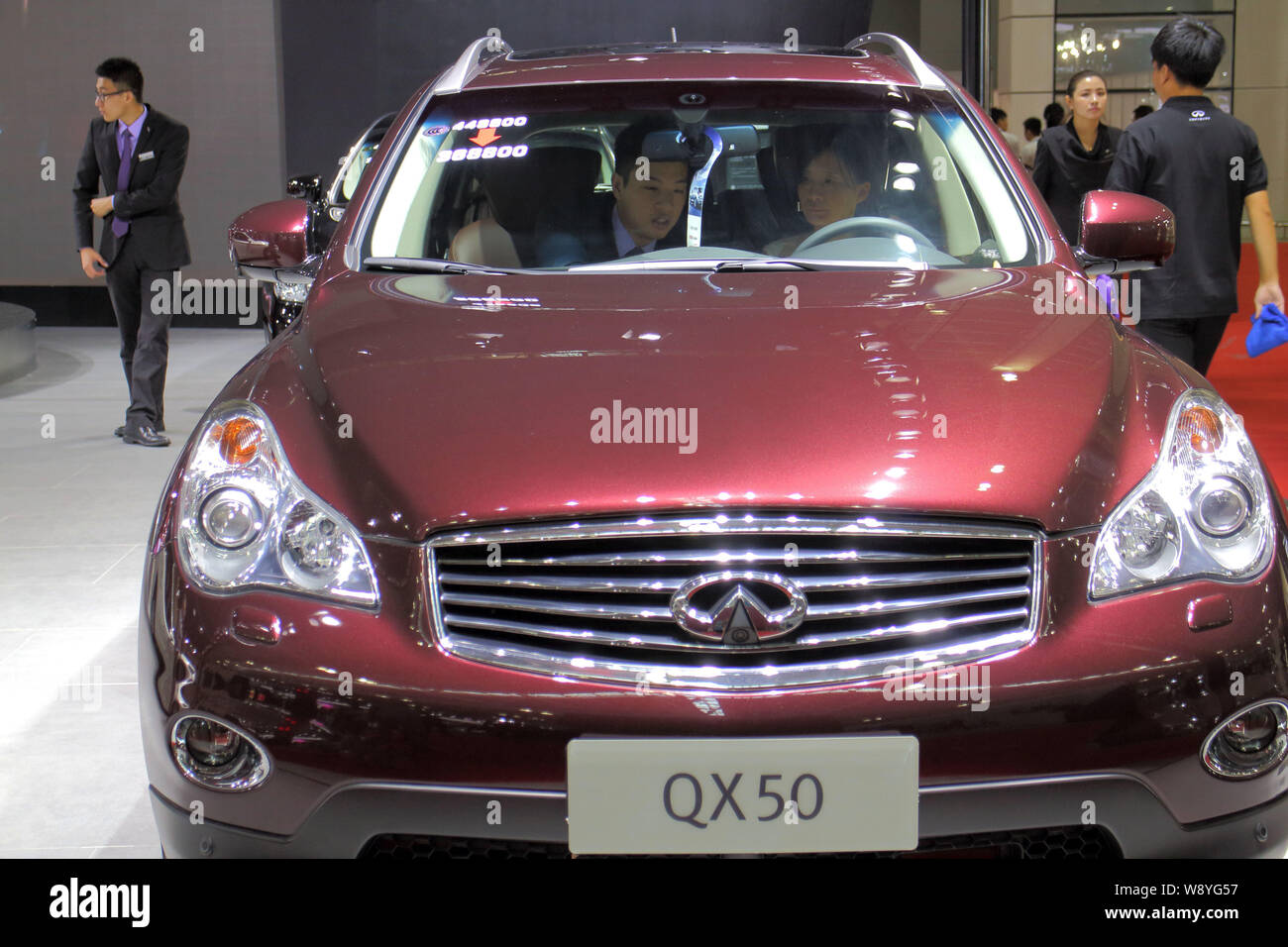 --FILE--visiteurs essayer un QX50 d'Infiniti de Nissan au cours d'une auto show à Fuzhou City, province du Fujian, Chine du sud-est, 1 octobre 2014. Japanese Banque D'Images