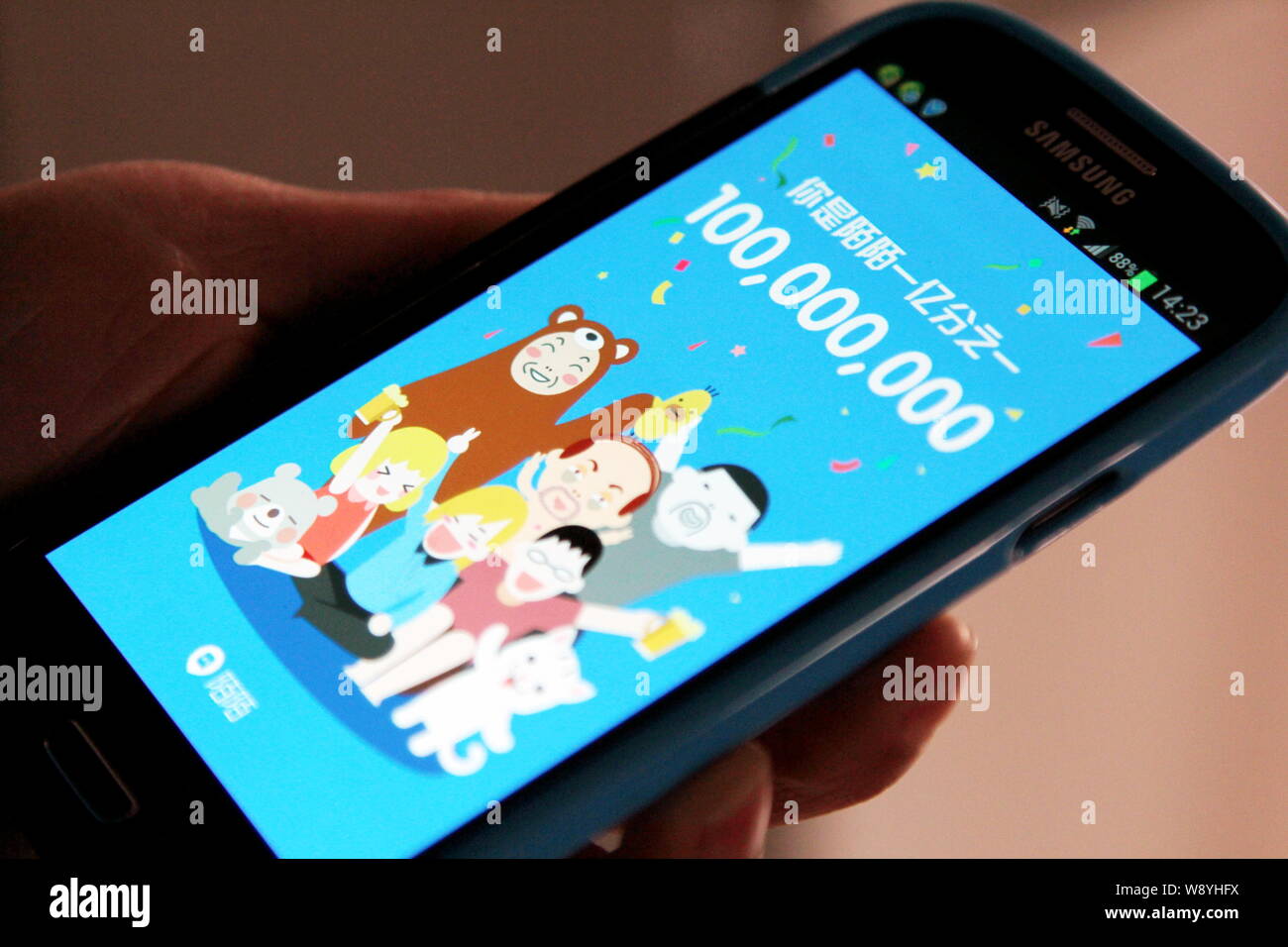 --FILE--Un utilisateur chinois utilise la messagerie instantanée mobile app Momo sur son smartphone Samsung à Shanghai, Chine, le 8 février 2014. Momo, une popul Banque D'Images