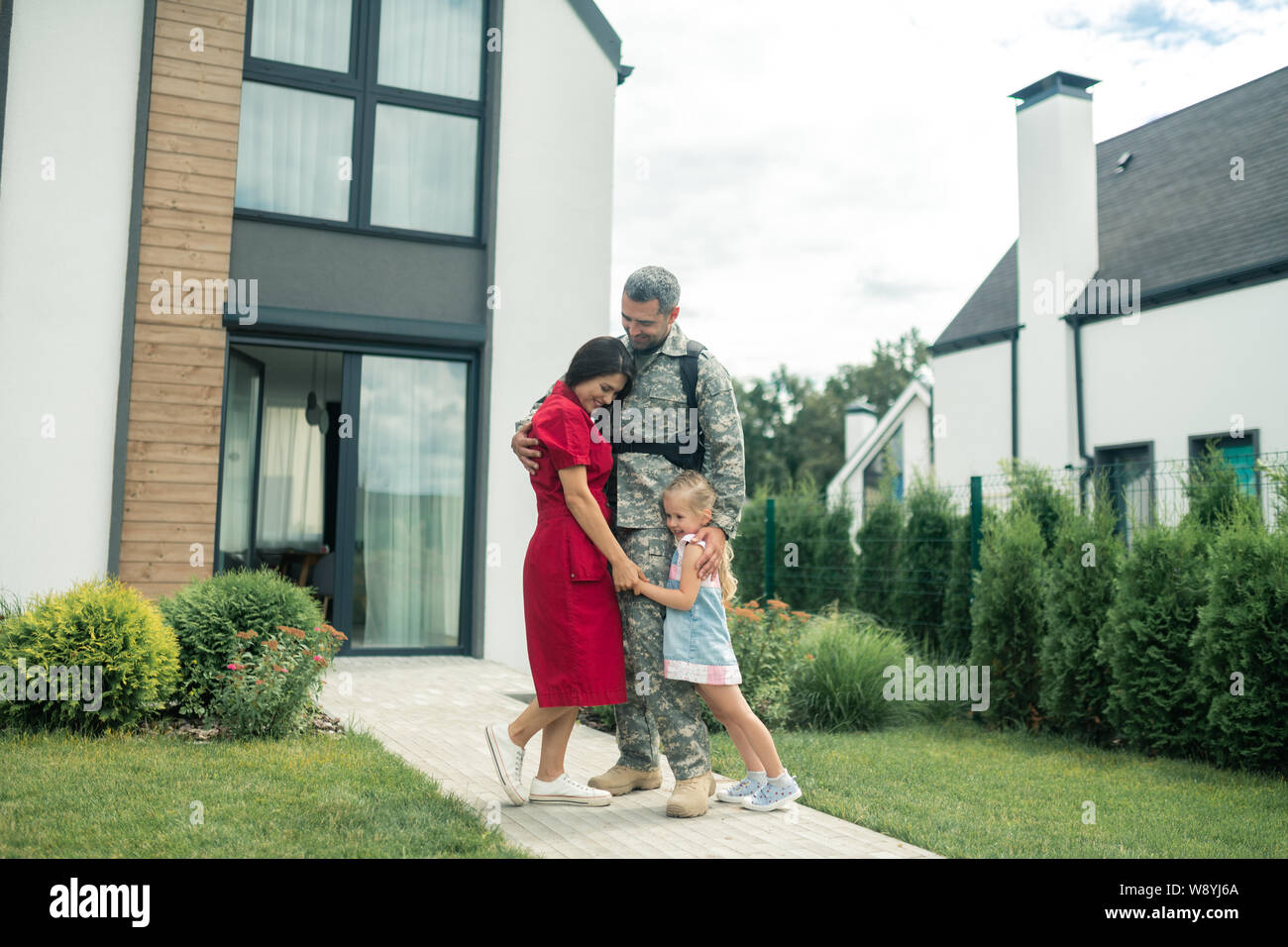 Se sentir heureux et émotionnel de la famille après que le père de retour à la maison Banque D'Images