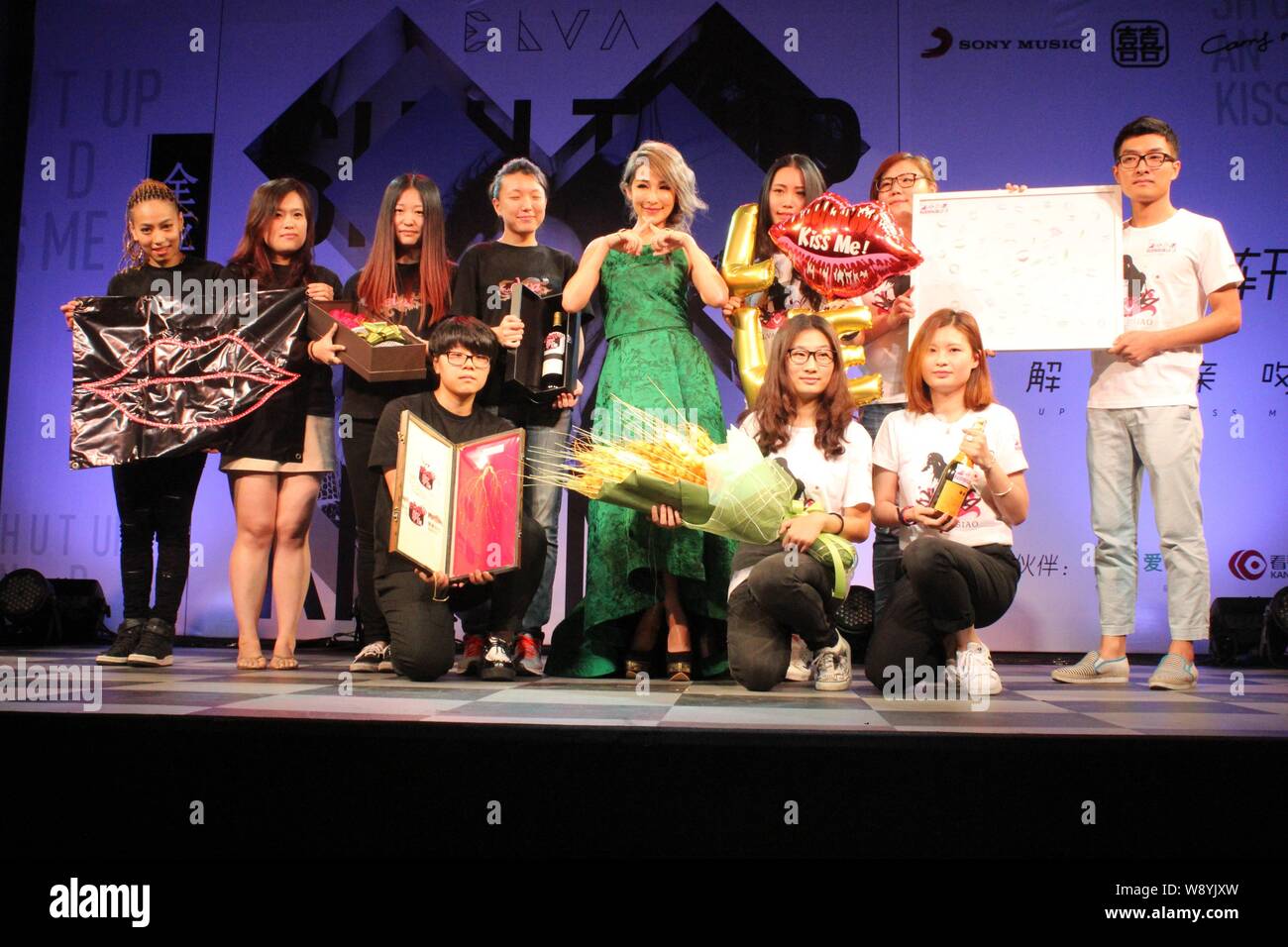 La chanteuse taïwanaise Elva Hsiao, centre, pose avec les fans lors d'une conférence de presse pour son nouvel album 'Shut Up and Kiss Me" à Shanghai, Chine, 17 septembe Banque D'Images