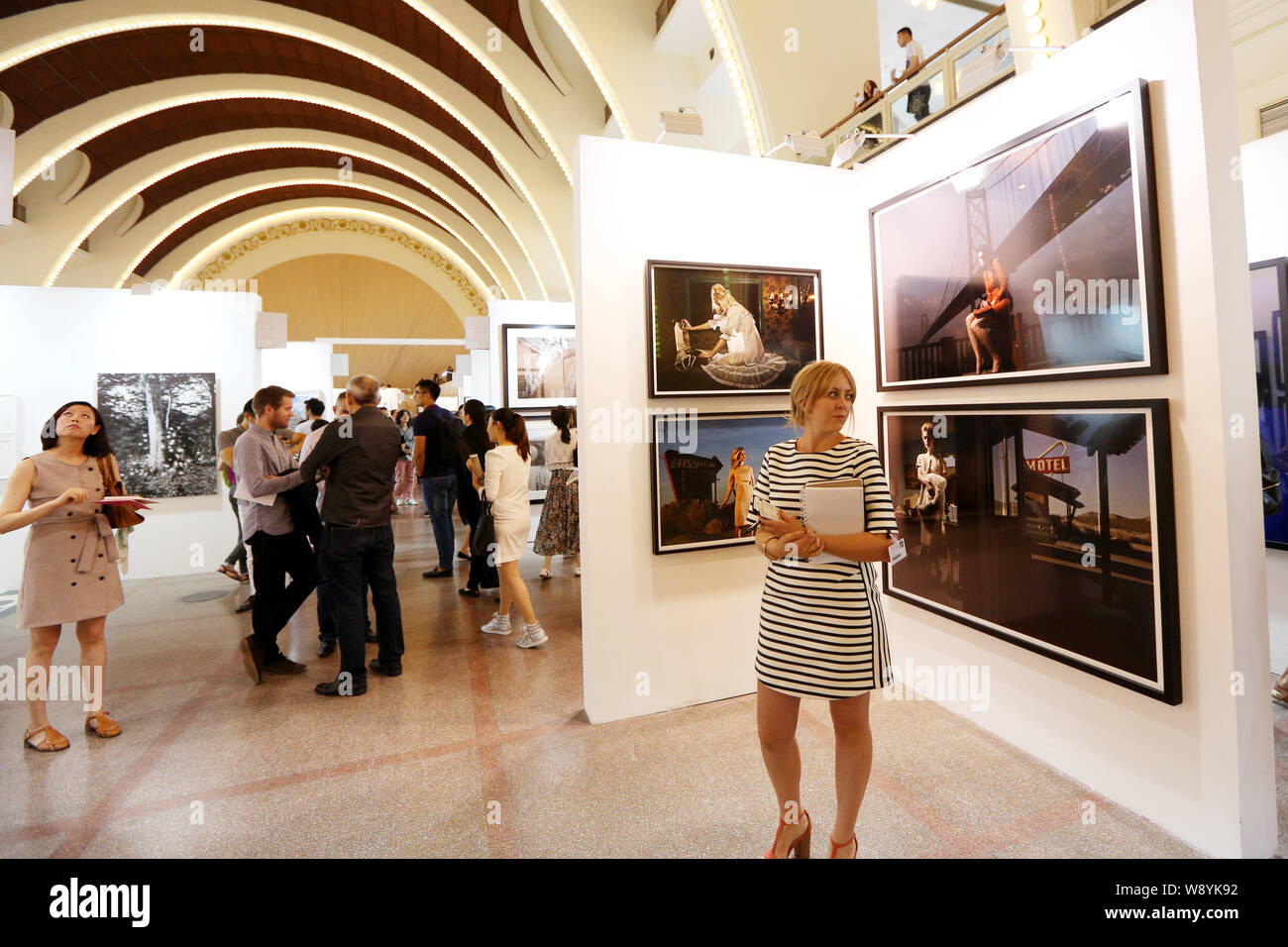 Les visiteurs chinois et étrangers regarder des photos pendant la Photo Shanghai Art Fair 2014 à Shanghai, Chine, 4 septembre 2014. Le World Photography Banque D'Images