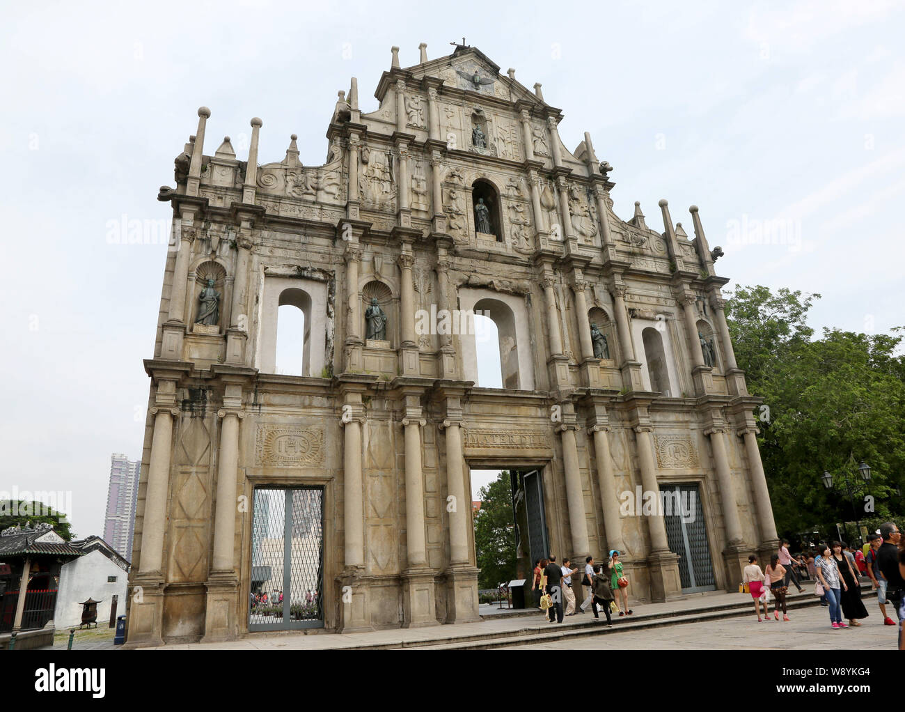 Les touristes visiter les ruines de Saint Pauls de centre historique de Macao à Macao, Chine, 28 septembre 2013. Banque D'Images