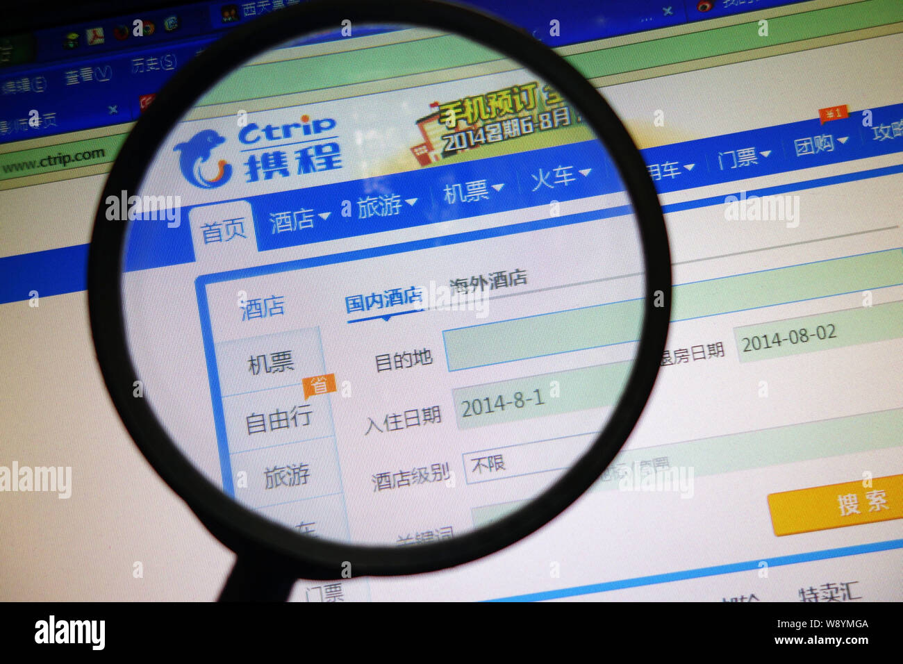 --FILE--un netizen chinois navigue sur le site internet de l'agence de voyage en ligne Ctrip à Beijing, Chine, 1 août 2014. Priceline.s Octobre Modification de l'i Banque D'Images