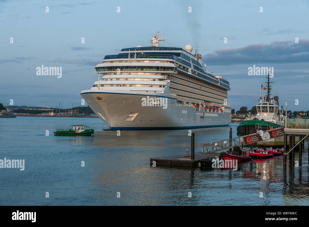 Cobh, Cork, Irlande. 12 août, 2019. Bateau de croisière de plaisance sur le point d'accoster dans le quai en eau profonde à Cobh, dans le comté de Cork, Irlande. Crédit ; David Creedon / Alamy Live News Banque D'Images