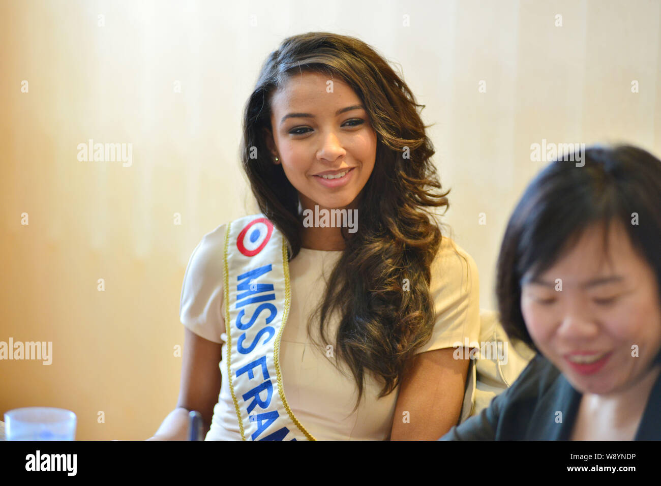 Miss France 2014 Flora Coquerel, gauche, sourit à un échange d'activité pour les étudiants étrangers et chinois à Shanghai, Chine, le 6 mai 2014. Banque D'Images