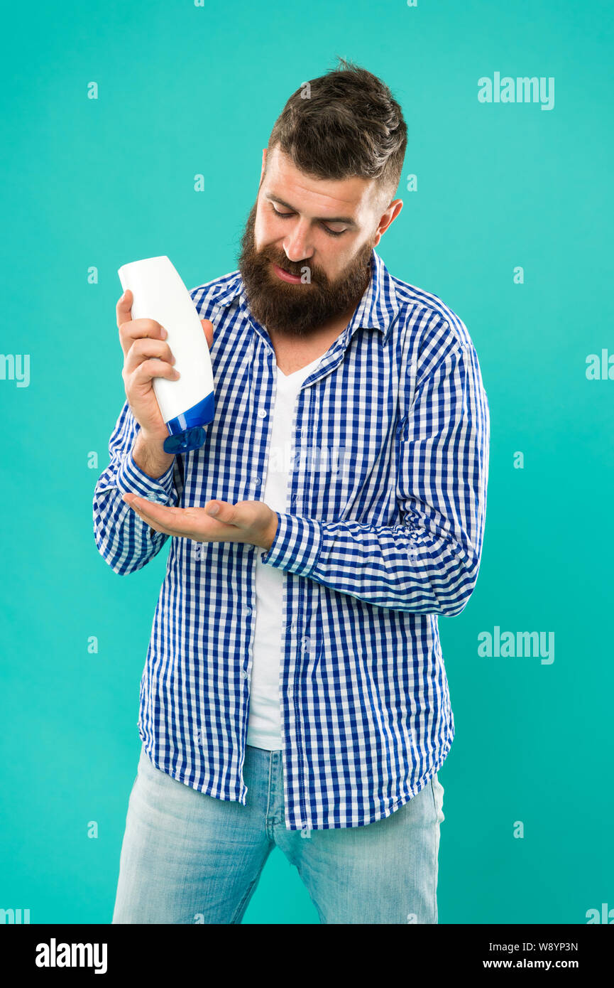 Soins capillaires. Shampoing pour usage quotidien. Lotion pour la peau. Shampoing et après que vous choisissez peut faire toute la différence dans les cheveux commençant juste à racines. Cosmétiques soins du corps bain douche. Bouteille de shampoing en attente de l'homme. Banque D'Images Soins capillaires. Shampoing pour usage quotidien. Lotion pour la peau. Shampoing et après que vous choisissez peut faire toute la différence dans les cheveux commençant juste à racines. Cosmétiques soins du corps bain douche. Bouteille de shampoing en attente de l'homme. Banque D'Images