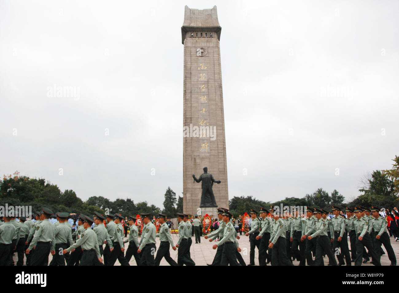 Des soldats chinois se rassemblent à l'Yuhuatai Memorial Park de martyrs révolutionnaires sur la première Journée des martyrs à Nanjing, ville de Jiangsu est provinc Banque D'Images