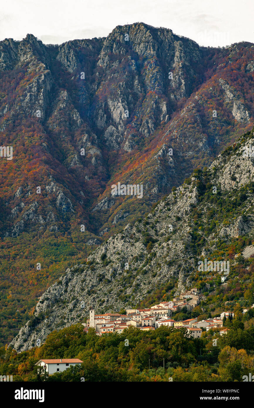 Derrière la ville de Castelnuovo al Volturno se montent les sommets du Mont Morrone, dans la chaîne de montagnes de la Mainarde, aux couleurs de l'automne.Molise Banque D'Images