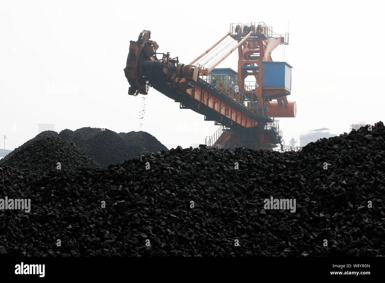 --FILE--une machine s'entasse le charbon importé dans une mine de charbon dans la ville de Huaibei, east Chines la province de l'Anhui, le 2 avril 2014. La Chine est sur une mission de développer Banque D'Images