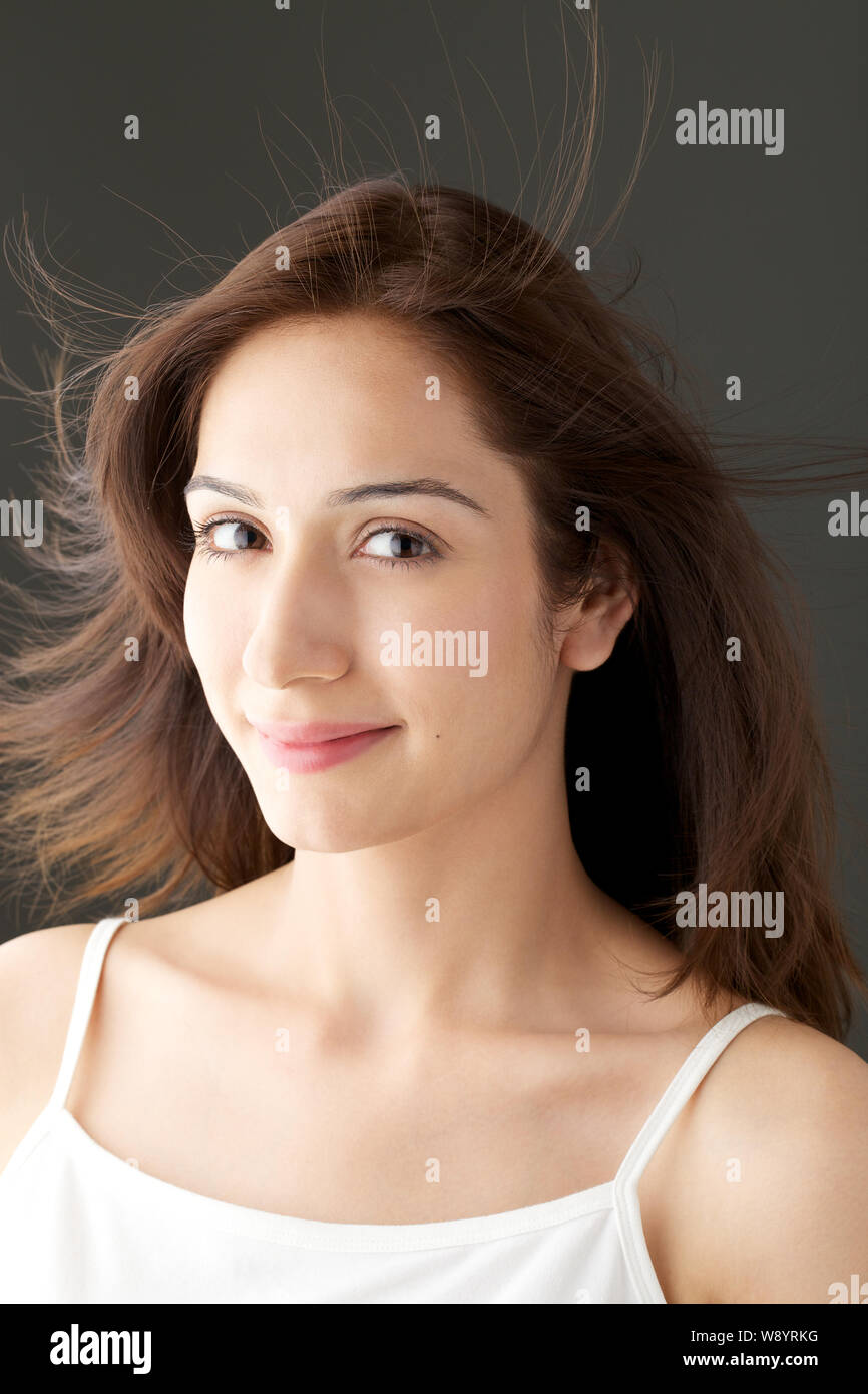 Portrait d'une femme avec les cheveux dans le vent Banque D'Images