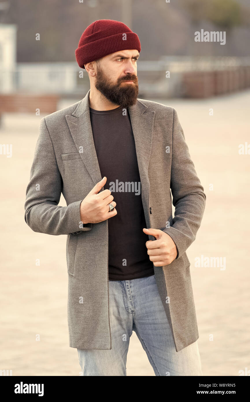 L homme l gant manteau la mode hipster barbu et hat. Tenue