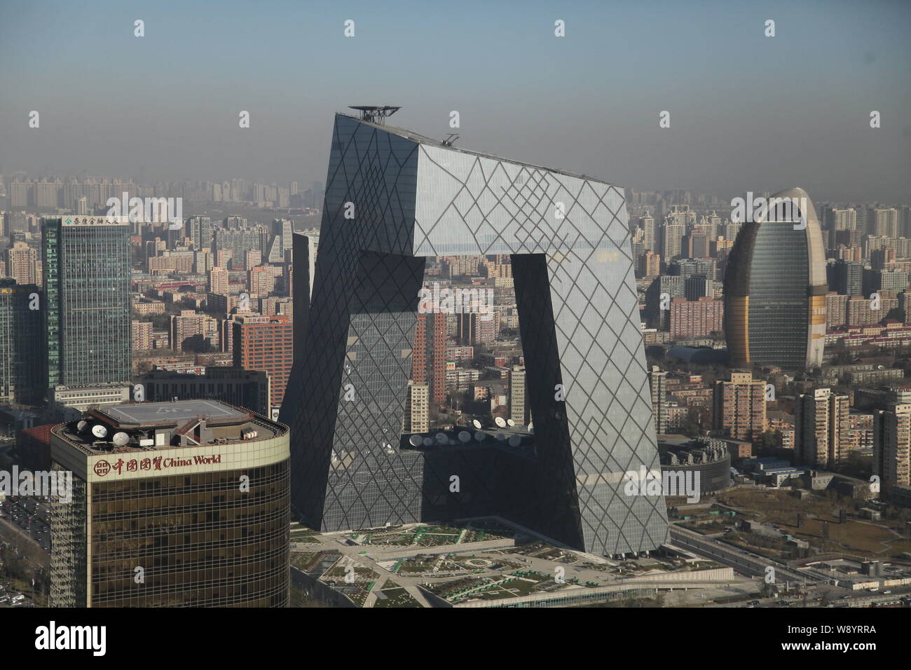 --FILE--Vue de la CCTV Tower, le siège de la télévision centrale de Chine, et d'autres immeubles de grande hauteur dans le CBD (Central Business District) à Beij Banque D'Images