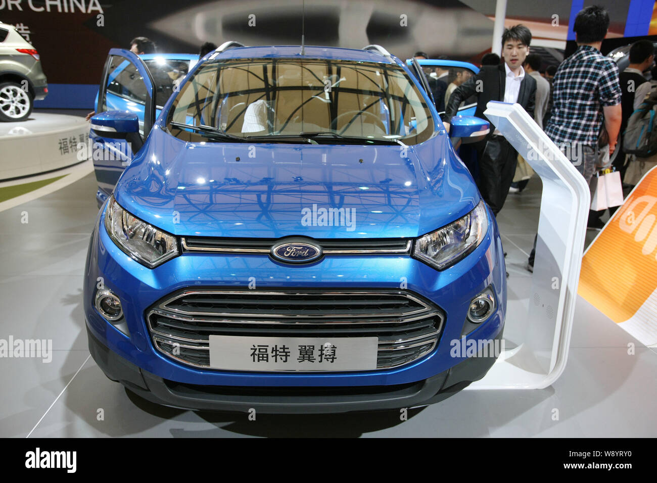--FILE--visiteurs regarder une Ford EcoSport lors de la 15ème Exposition de l'industrie internationale de l'Automobile de Shanghai, connue sous le nom de Auto China 2014, à Shangh Banque D'Images