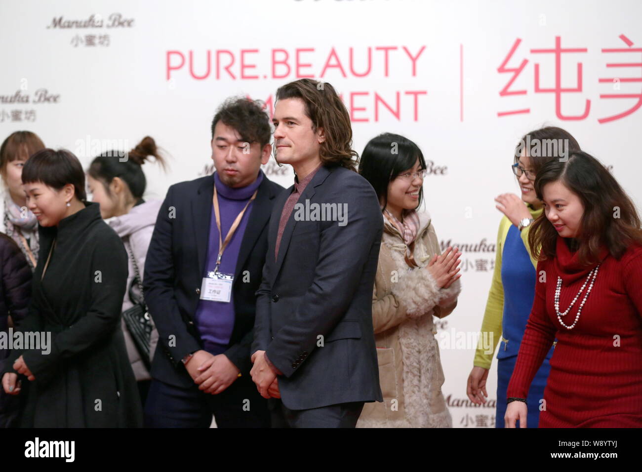 L'acteur anglais Orlando Bloom, centre, assiste à un événement promotionnel  pour les abeilles Manuka Soin des lèvres à Shanghai, Chine, 16 décembre  2014 Photo Stock - Alamy