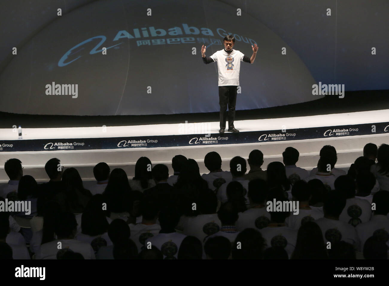 Jack Ma Yun, Président du Groupe d''Alibaba, prend la parole à la réunion de mobilisation en vue de la prochaine journée des célibataires, qui tombe le 11 novembre chaque année, à la Banque D'Images