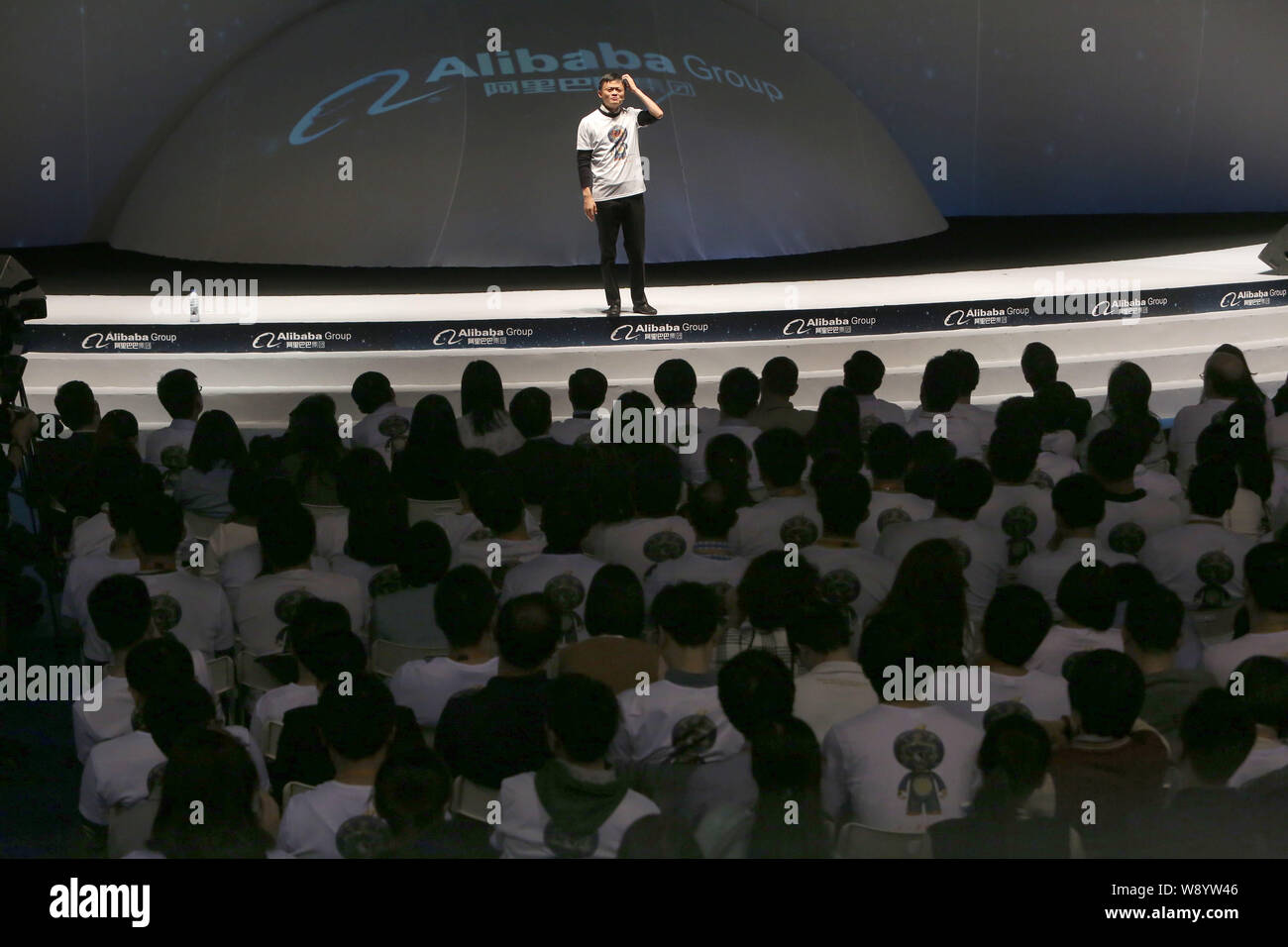 Jack Ma Yun, Président du Groupe d''Alibaba, prend la parole à la réunion de mobilisation en vue de la prochaine journée des célibataires, qui tombe le 11 novembre chaque année, à la Banque D'Images