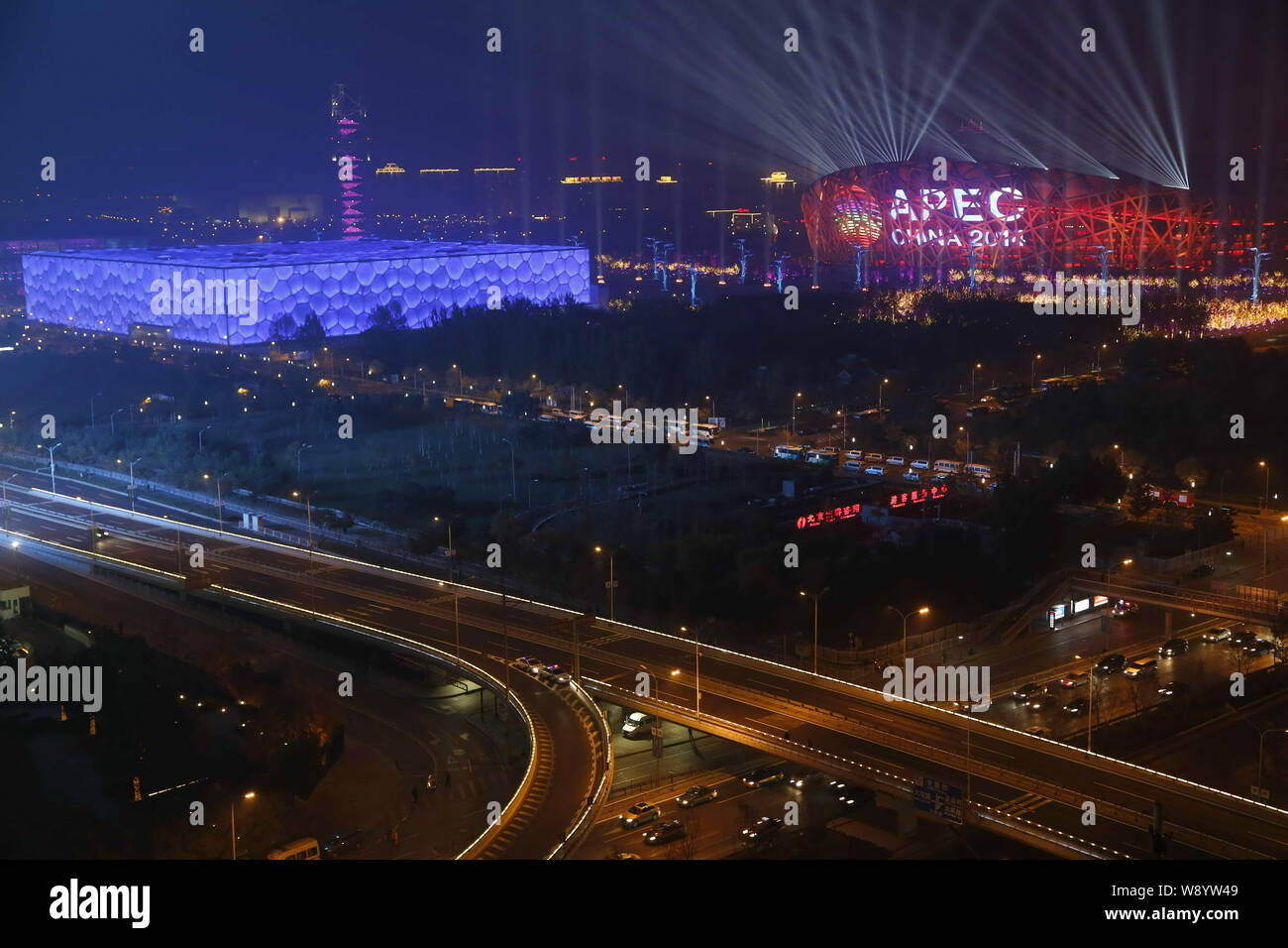 L'APEC (Coopération économique Asie-Pacifique) logo est visible sur le Stade national éclairé, aussi connu sous le nid d'oiseau, aux Jeux Olympiques en vert Banque D'Images